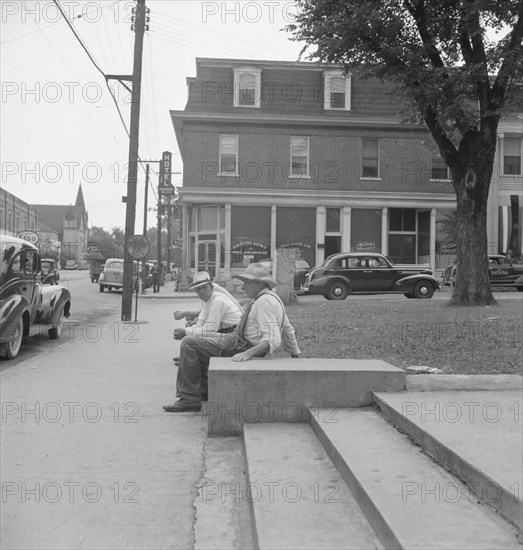 Farmers idling around the courthouse. Roxboro, North Carolina.