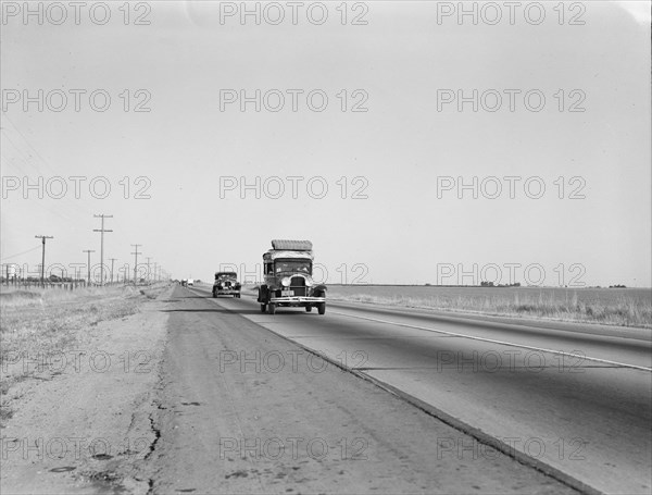 Between Tulare and Fresno. Migrants on the road. California.