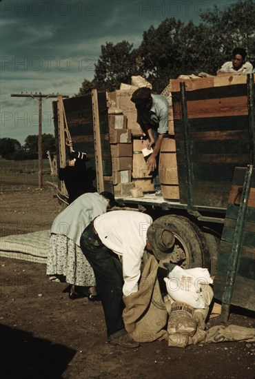 Distributing surplus commodities, St. Johns, Ariz., 1940. Creator: Russell Lee.