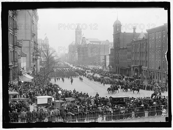 Parade, between 1909 and 1914.