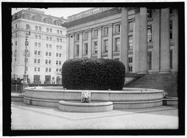 Fountain, between 1909 and 1914.