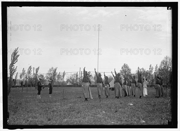 Signaling, between 1910 and 1917. Creator: Harris & Ewing.