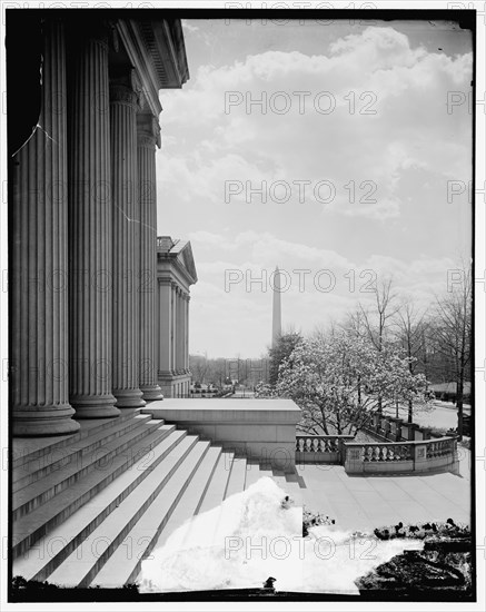 Monument and Treas. columns, between 1910 and 1920.