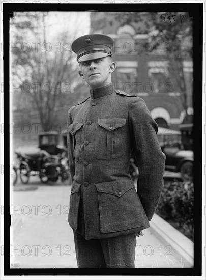 Uniforms: Private, Marine Corps, between 1916 and 1918.