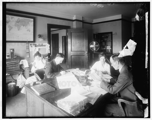 Chamber of Commerce telephone room, between 1910 and 1920.