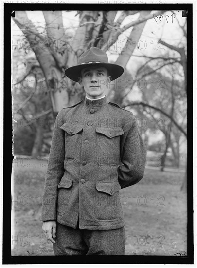 Uniforms: Sergeant, Signal Corps, US Army, between 1916 and 1918.