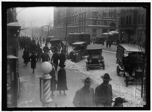 Street scene, with snow, Washington, D.C., between 1913 and 1918.