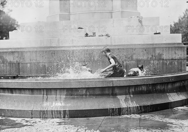 District of Columbia Parks - Children At Fountains And Pools, 1912. [USA].