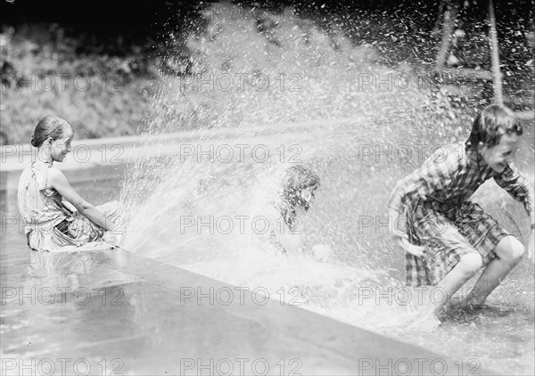 District of Columbia Parks - Children At Fountains And Pools, 1912. [USA].