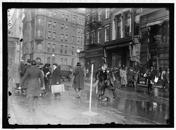 Street scene near G Street, Washington, D.C., between 1913 and 1918.