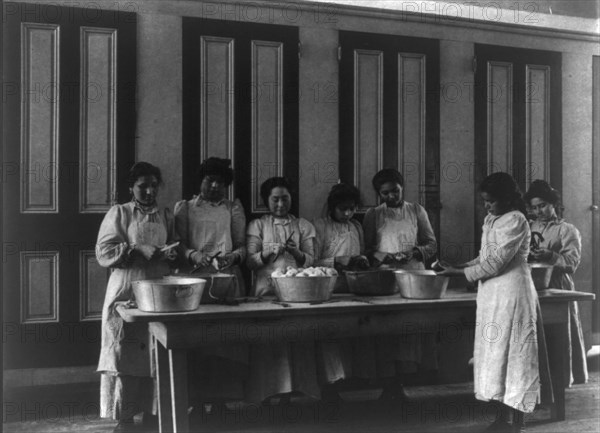 Carlisle Indian School, Carlisle, Pa. Cooking class, 1901.