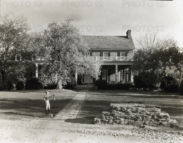 Unidentified brick house, possibly in Virginia, between 1910 and 1935.