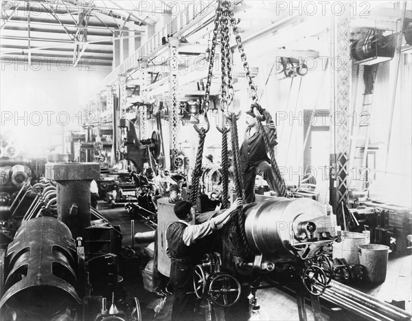 Getting ready to hoist a mounted gun, in Washington Navy Yard(?), 1903.