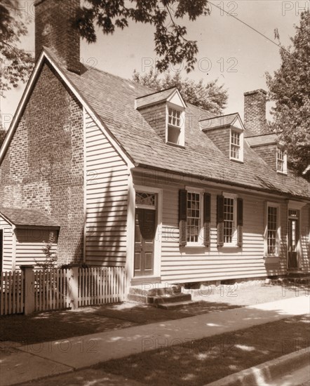 Hugh Mercer Apothecary Shop, Fredericksburg, Virginia, between 1927 and 1929. Creator: Frances Benjamin Johnston.