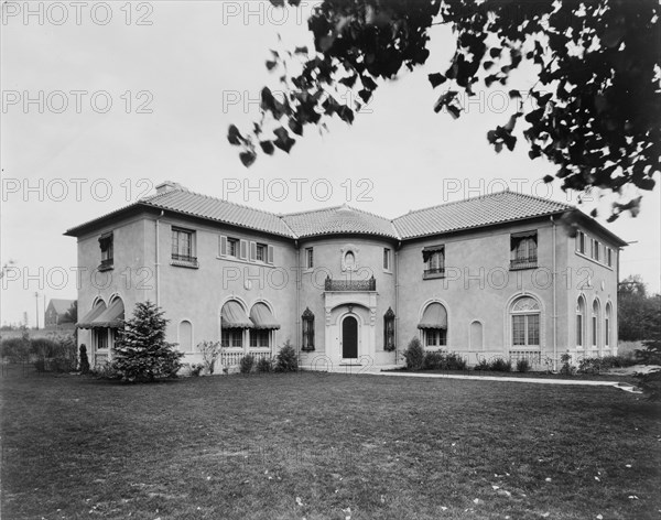 Large L-shaped residence, Colorado, designed by architect Jacques Benois Benedict, between 1903 and 1923.