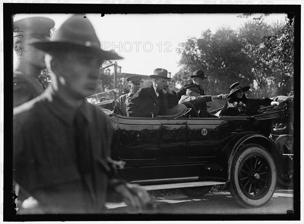 Woodrow Wilson and wife (Edith Bolling Wilson) in back seat of automobile, between 1916 and 1918.