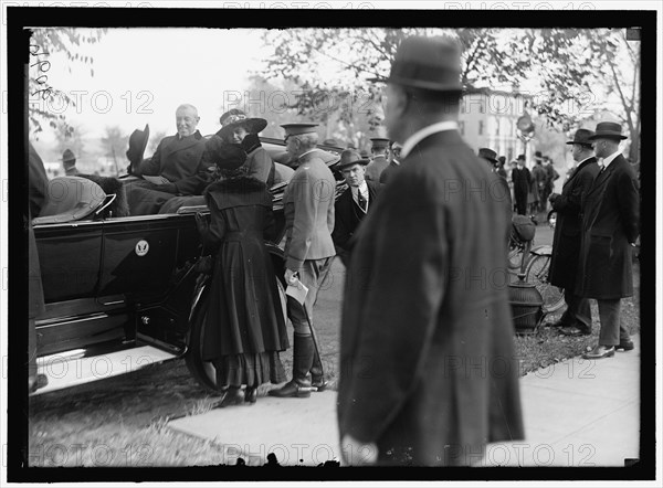 Woodrow Wilson and wife (Edith Bolling Wilson) in back seat of automobile, between 1916 and 1918.