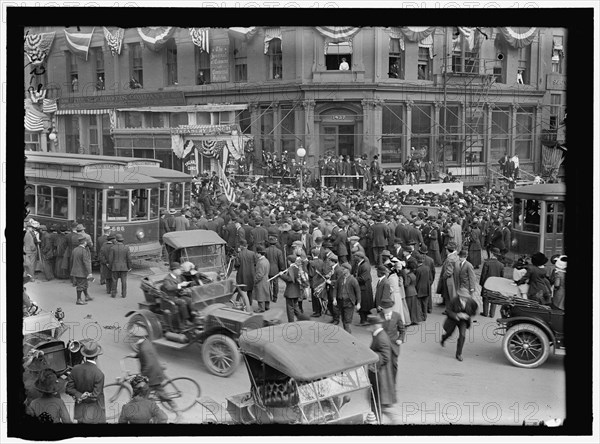 Crowd and Trolley cars at corner of Pennsylvania Ave. and 15th Street, N.W., Washington, D.C.