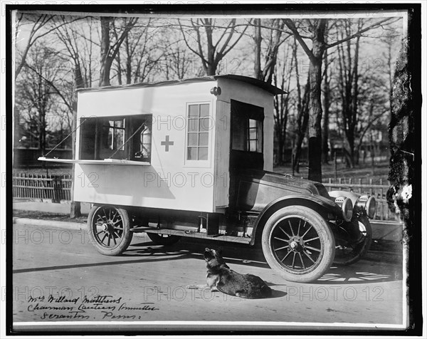 Red Cross: Mrs. Willard Matthews, Chairman Canteen Committee, Scranton, Penna, between 1910 and 1920.