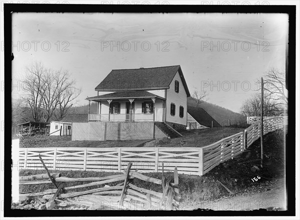 Unidentified farmhouse, between 1909 and 1923. Creator: Harris & Ewing.