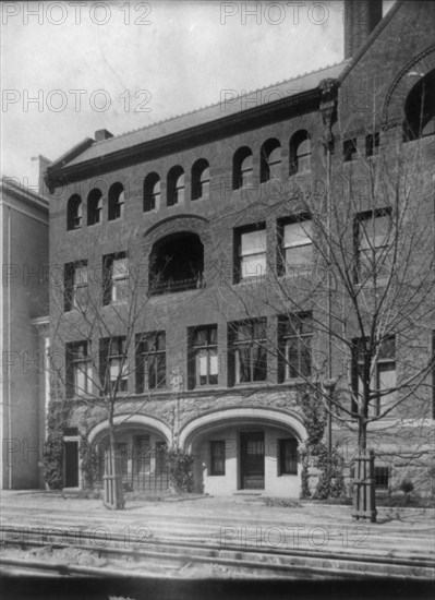 Washington, D.C. building exterior - Hay-Adams House, Lafayette Square, (1900?). Creator: Frances Benjamin Johnston.