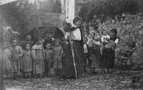 Miss Johnston & audience, Lake Como, Italy, 1899. Creator: Frances Benjamin Johnston.