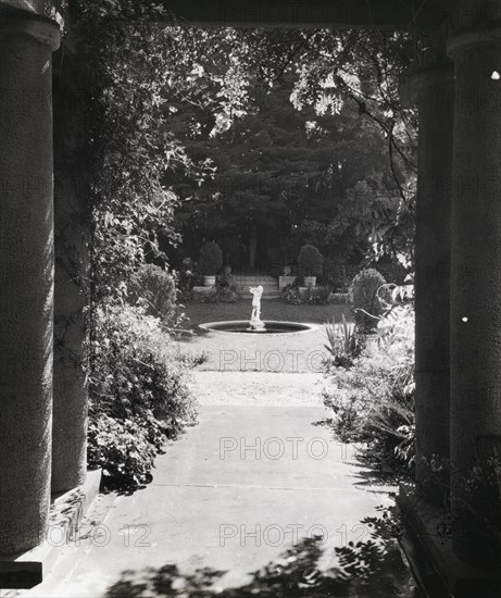 Myron Hunt house, 200 North Grand Avenue, Pasadena, California, 1917. Creator: Frances Benjamin Johnston.