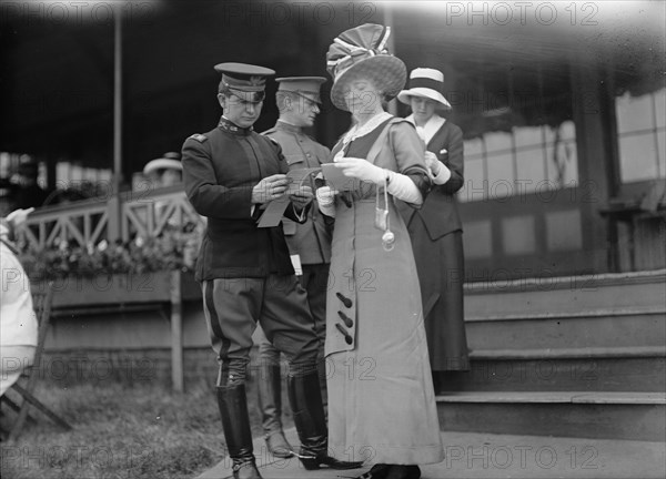 Benning Races - Groups Unidentified, 1912. Creator: Harris & Ewing.