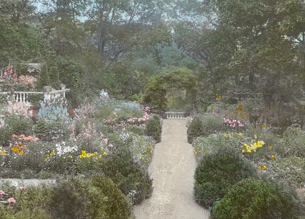 Dudley Leavitt Pickman, Jr., house, 213 Hale Street, Beverly, Massachusetts, 1926. Creator: Frances Benjamin Johnston.