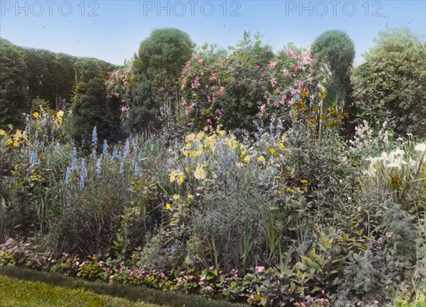 Dr. Peter Brown Wyckoff house, Gin Lane, Southampton, New York, 1914. Creator: Frances Benjamin Johnston.