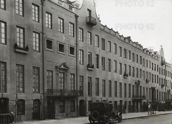 Turtle Bay Gardens, 228-246 East 49th Street, New York, New York, 1920. Creator: Frances Benjamin Johnston.