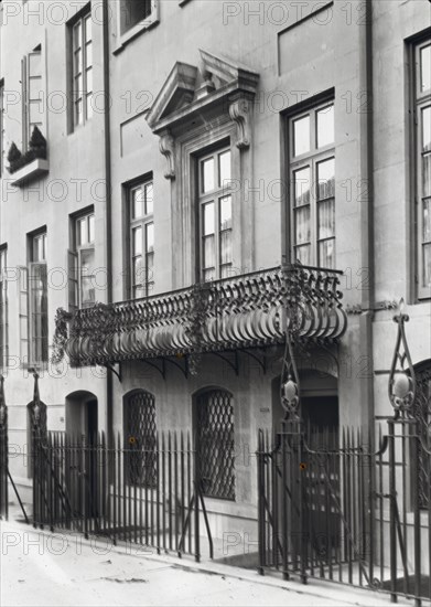 Charlotte Hunnewell Sorchan house, Turtle Bay Gardens, 228 East 49th Street, New York, 1920. Creator: Frances Benjamin Johnston.