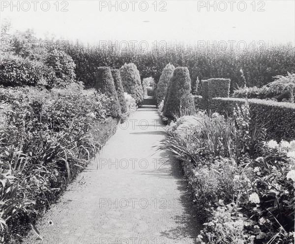 Maudesleigh, Frederick Strong Moseley house, Newburyport, Massachusetts, 1920. Creator: Frances Benjamin Johnston.