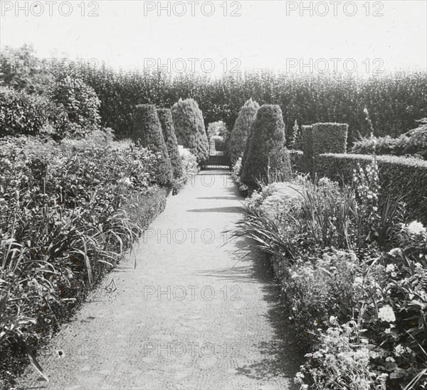 Maudesleigh, Frederick Strong Moseley house, Newburyport, Massachusetts, 1920. Creator: Frances Benjamin Johnston.