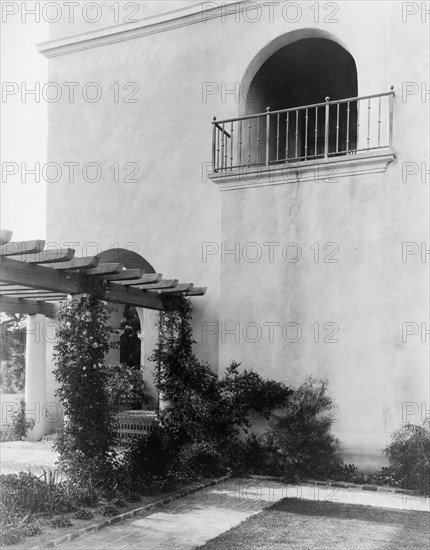 Mi Suen~o, Herbert Coppell house, 1245 South Grand Avenue, Pasadena, California, 1917. Creator: Frances Benjamin Johnston.