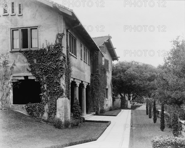 Il Paradiso, Mrs. Dudley Peter Allen house, 1188 Hillcrest Avenue, Oak Knoll, Pasadena, CA, 1917. Creator: Frances Benjamin Johnston.