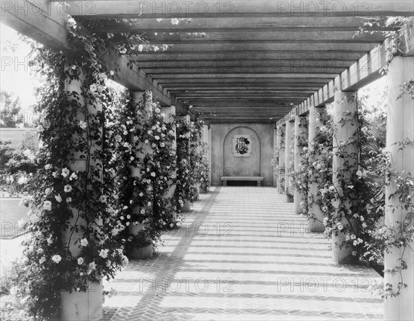 Mi Suen~o, Herbert Coppell house, 1245 South Grand Avenue, Pasadena, California, 1917. Creator: Frances Benjamin Johnston.