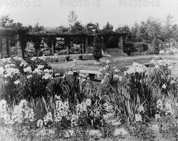 Beacon Hill House, Arthur Curtiss James house, Beacon Hill Road, Newport, Rhode Island., 1917. Creator: Frances Benjamin Johnston.