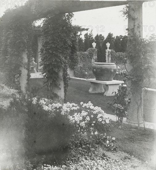 Beacon Hill House, Arthur Curtiss James house, Beacon Hill Road, Newport, Rhode Island, 1917. Creator: Frances Benjamin Johnston.