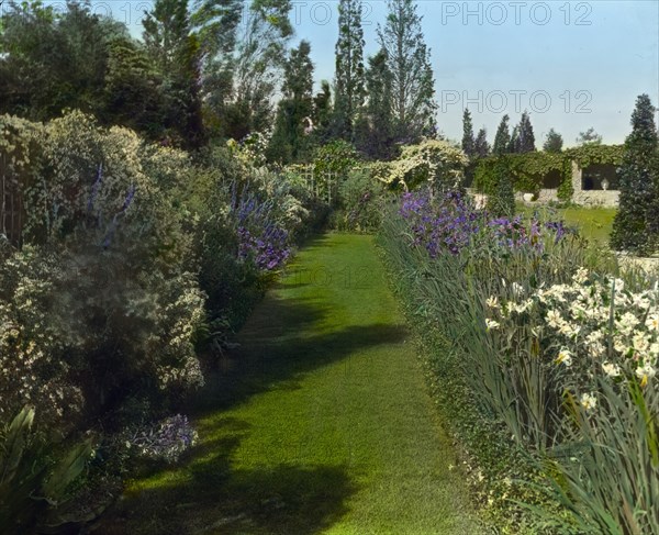 Beacon Hill House, Arthur Curtiss James house, Beacon Hill Road, Newport, Rhode Island, 1917. Creator: Frances Benjamin Johnston.