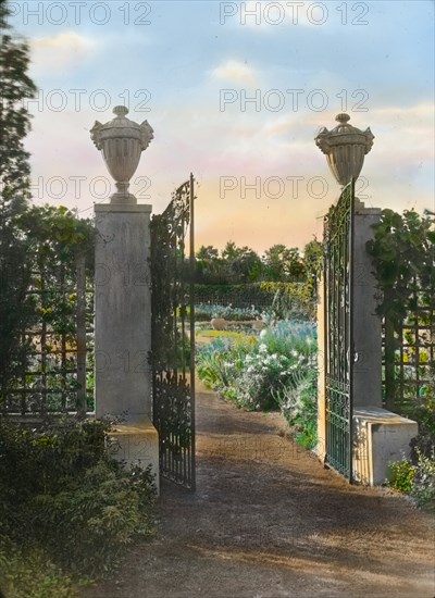 Beacon Hill House, Arthur Curtiss James house, Beacon Hill Road, Newport, Rhode Island, 1917. Creator: Frances Benjamin Johnston.