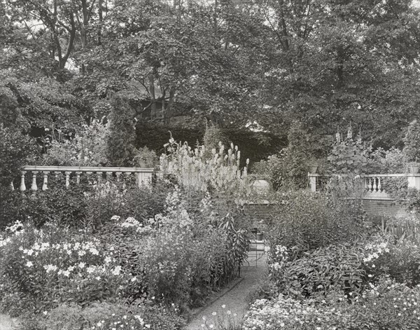 Dudley Leavitt Pickman, Jr., house, 213 Hale Street, Beverly, Massachusetts, 1926. Creator: Frances Benjamin Johnston.