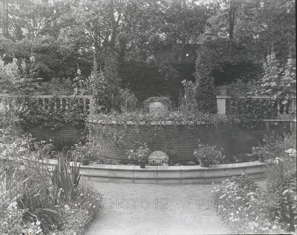 Dudley Leavitt Pickman, Jr., house, 213 Hale Street, Beverly, Massachusetts, 1926. Creator: Frances Benjamin Johnston.