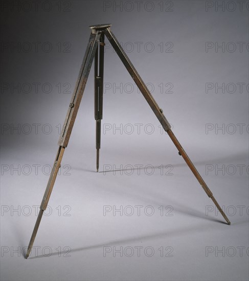 Tripod for colour box, before 1932.