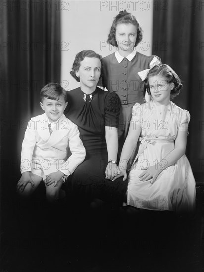 Vincent P. Aherns, Portrait, 1933. Boy with mother and sisters.