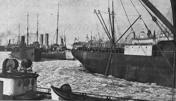 ''Vapeurs bloques dans la glace a Arkhangelsk.', 1916. Creator: Unknown.