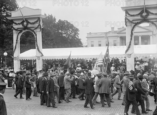 Confederate Reunion - Parade; Reviewing Stand, 1917. Creator: Harris & Ewing.