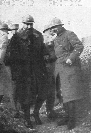 ''Sur le Front; Le general Gouraud inspecte ses lignes.', 1915. Creator: Unknown.