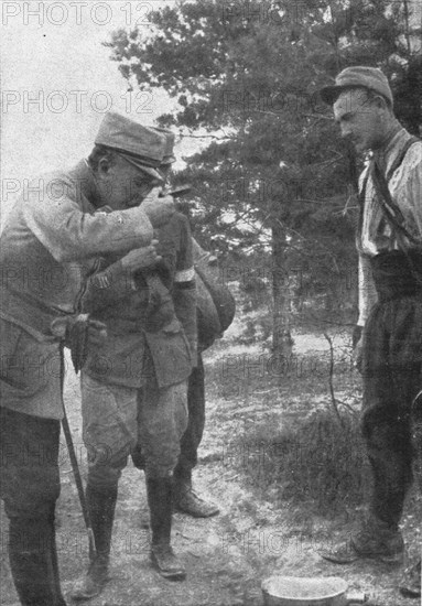 ''Sur le Front; Le general de Langle de Cary goute le "jus".', 1915. Creator: Unknown.