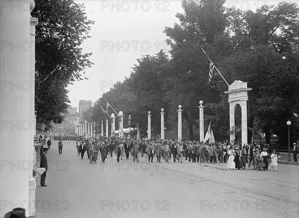 Confederate Reunion - Parade Passing Through Court of Honor, 1917. Creator: Harris & Ewing.